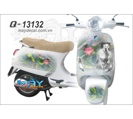 Q 13132 VESPA co gai girl viet nam hoa sen lotus non la ao dai